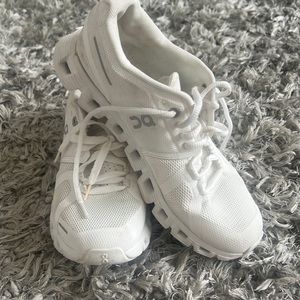 On cloud white sneakers 61/2 worn 4 times